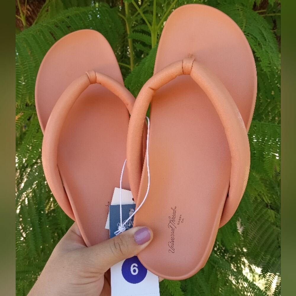 [NEW IN BOX] Women's Jewel Padded Flip Flop Sandals - Universal Thread